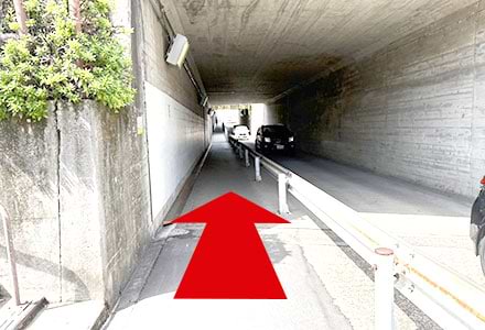 高架下をまっすぐ進みます<br />
