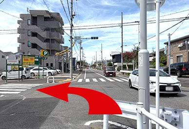 交差点を左に曲がります<br />
