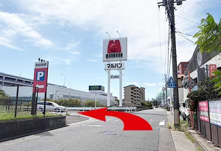 マルハンさんの看板を左に曲がります<br />
