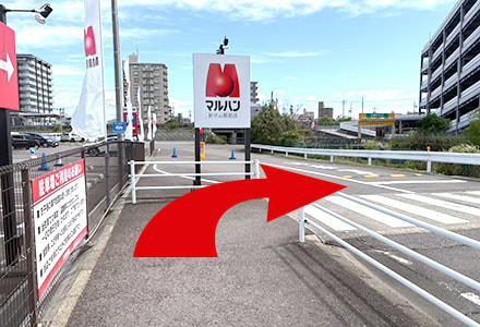 突き当りを右に曲がり、横断歩道を渡り、そのまま道路沿いをまっすぐ進みます<br />
