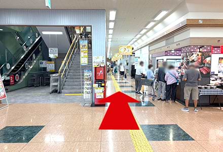 まっすぐ進み、不二家さんを右に曲がると<br />
