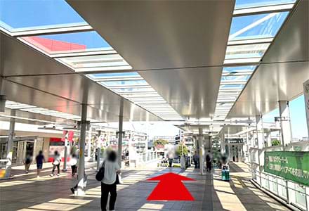 まっすぐ進みエスカレーターでバスロータリーまで下ります。<br />
