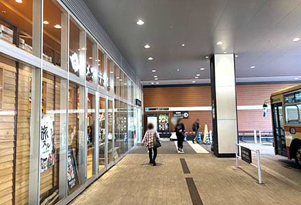 下車後目の前の入り口まで進みます。<br />
