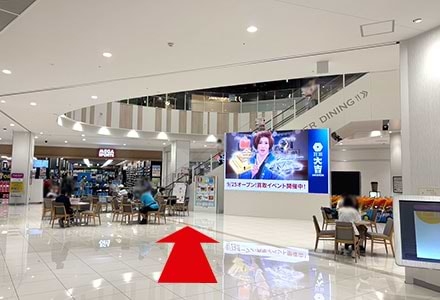 入ってすぐのエスカレーターで2階まで上がります。<br />
