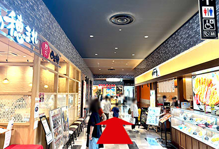 突き当りまで進み左に向かいます。<br />
