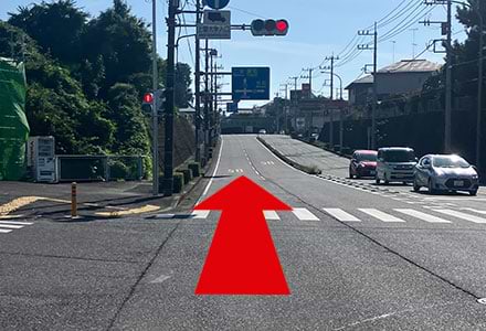 上智大学入口の標識が見えるのでまっすぐ進みます。