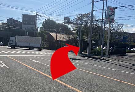 進んでいくとセブンイレブンが見えるので右に曲がります。