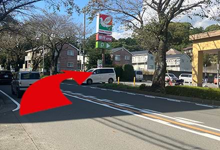 西松屋を超えてまっすぐ進むとヨークフーズ西大竹店の看板が見えるので右に曲がります。