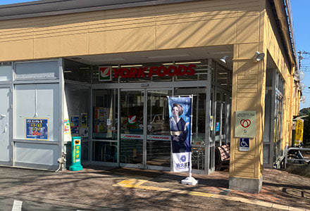 すぐにお店の入り口が見えるので入ります。