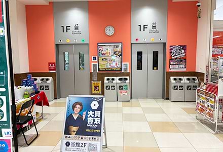 入ってすぐ右に曲がり、エレベーターを上がります。