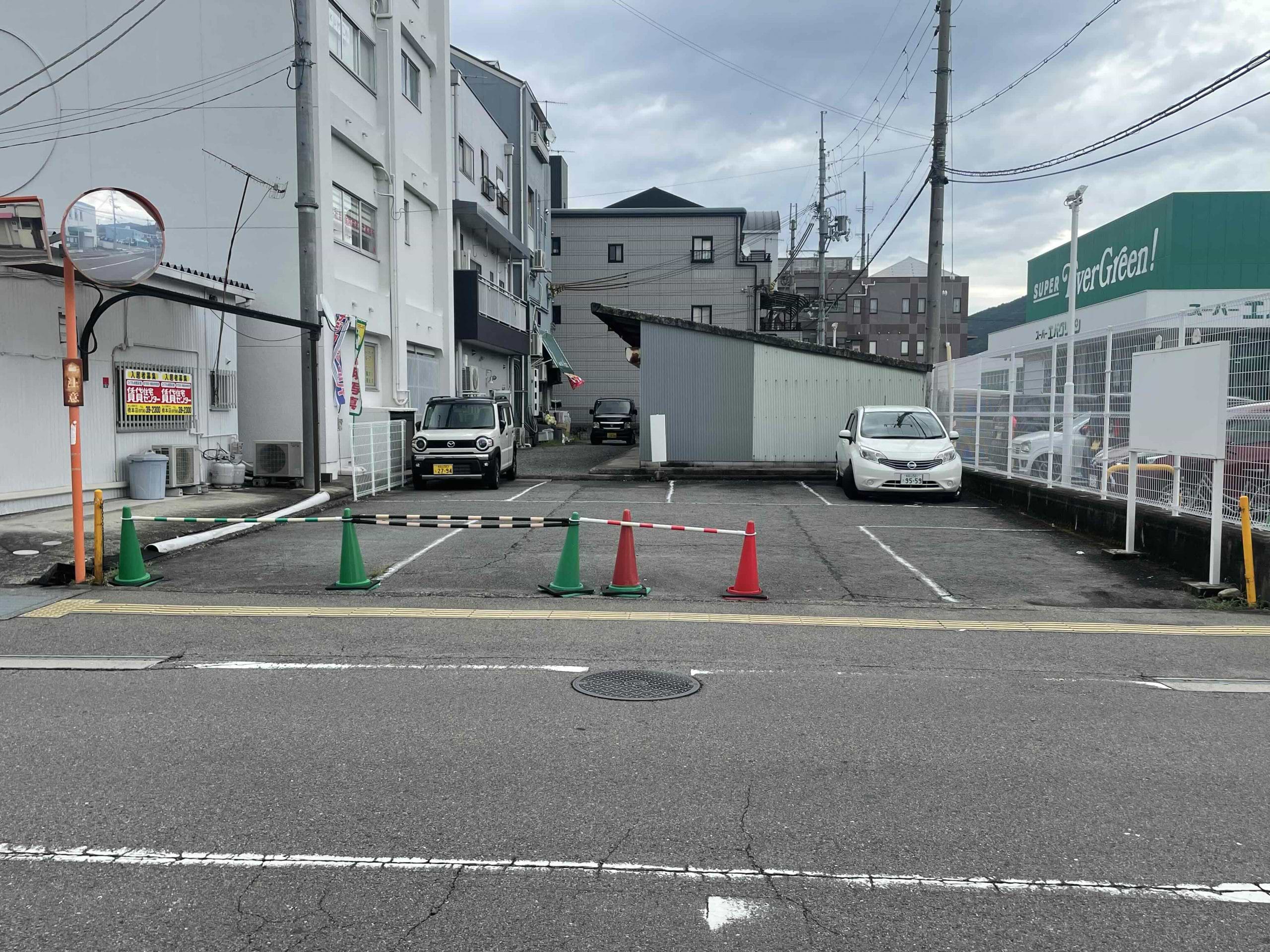 市役所前交差点すぐ近く、和歌山労働局 橋本労働基準監督署の向かいに専用駐車場がございますので、ご利用ください