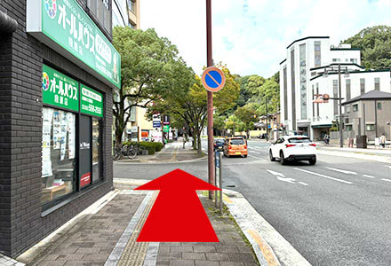 比治山トンネル方面に直進します