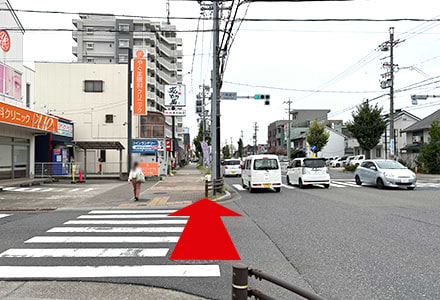 「八熊通6」交差点を渡り、まっすぐ進みます<br />
