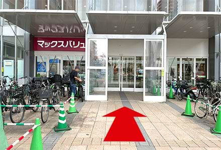 マックスバリュ店舗入り口からお入りください<br />
