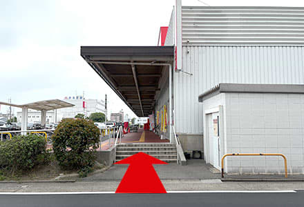 まっすぐ進むと右手にマックスバリュ様があり、階段を上ります<br />
