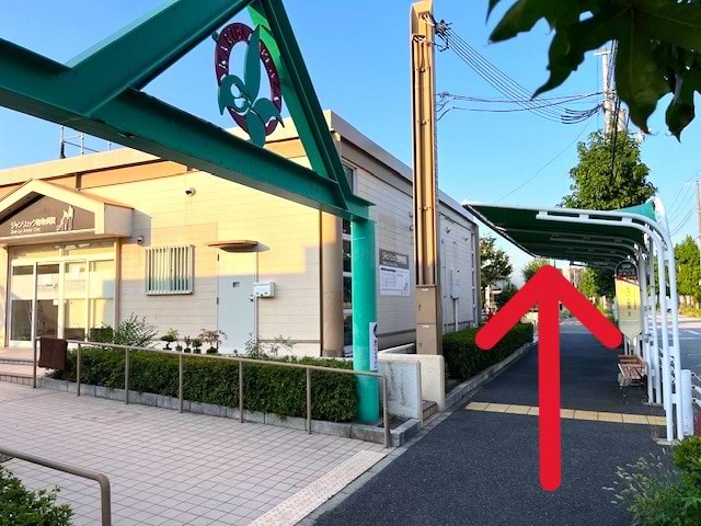 バス停「かりばプラザ」側の入り口を目印に、バス停とジャンリュック動物病院の間を進みます