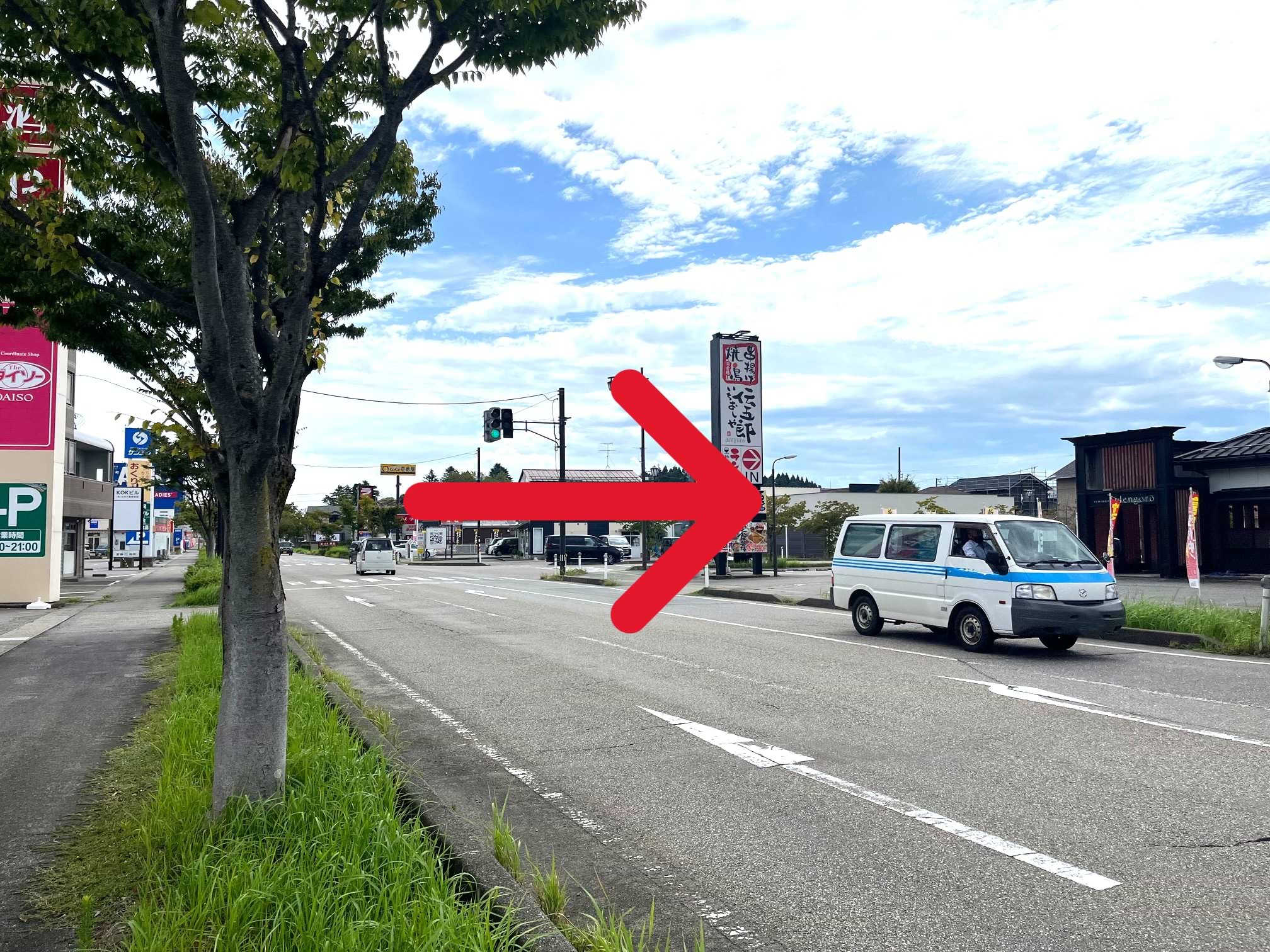 一条口交差点を右折し、100ｍ程直進しますと右側にいみずのショッピングタウンがございます