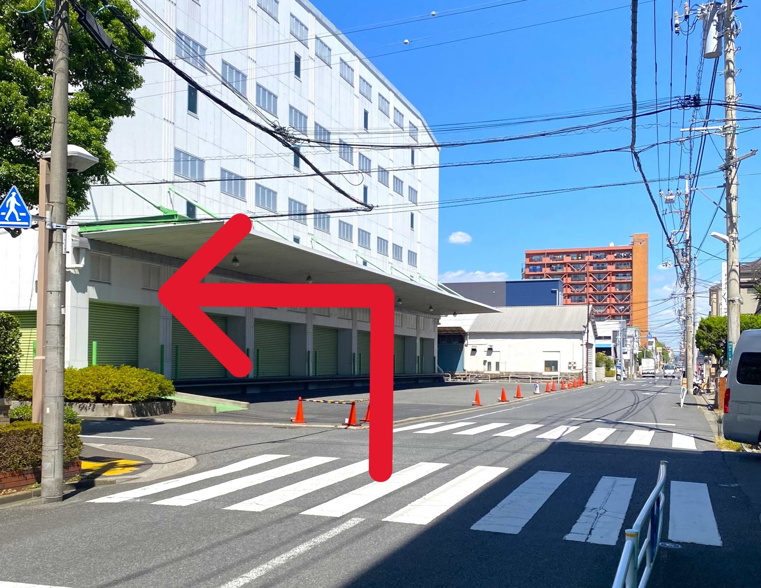 200mほど直進し、国際ビルディング株式会社の倉庫を目印に交差点を左折します