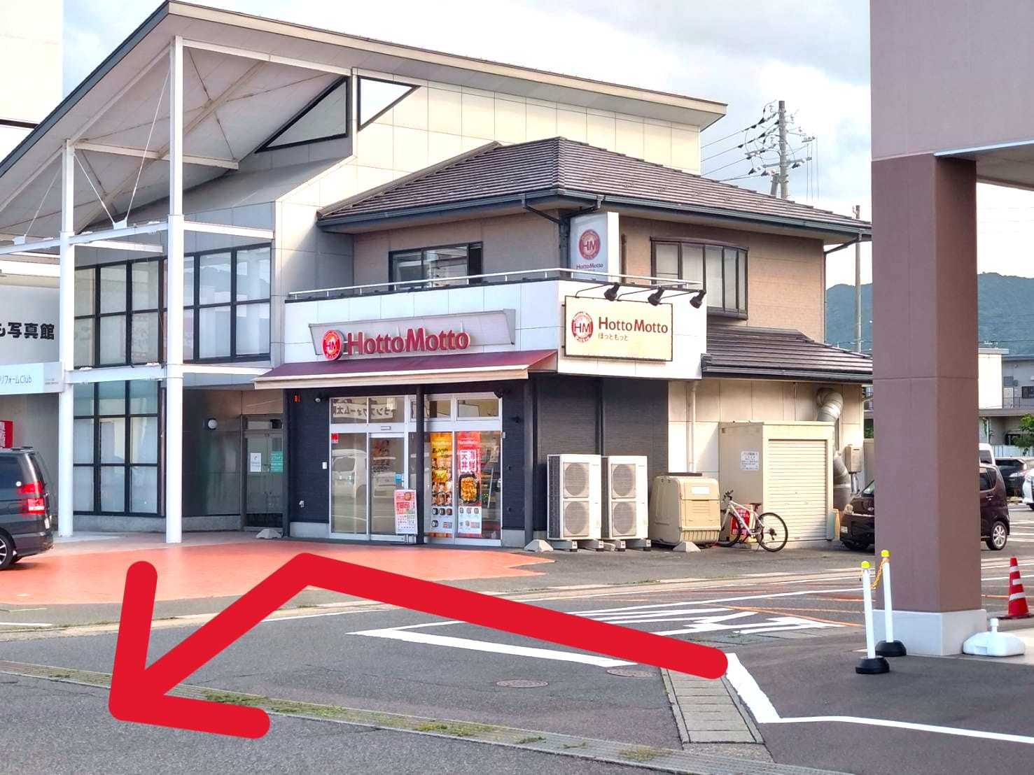 宝くじ売り場を通過し、ほっともっと 萩土原店を右手に左折します