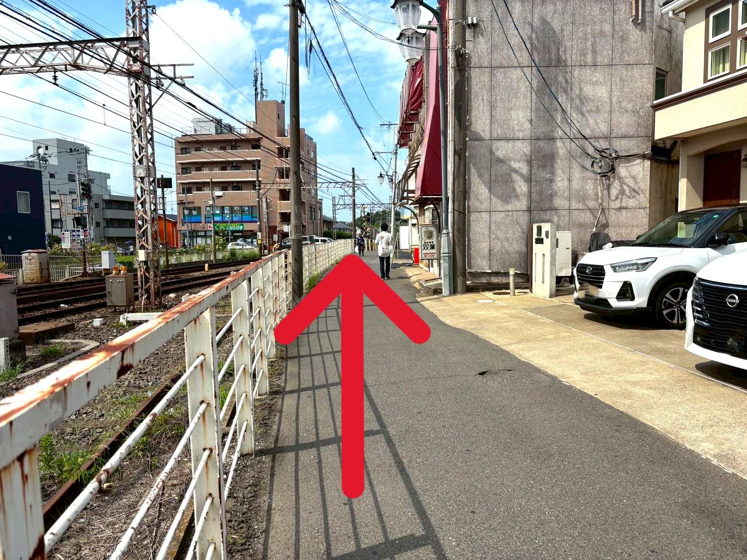 線路沿いを200m程真っ直ぐに進みます