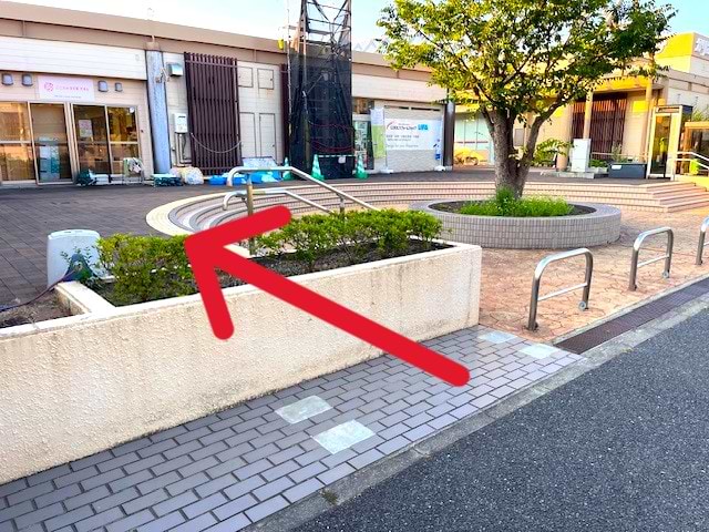 丸い階段のある広場に着いたら、左手すぐに当店がございます