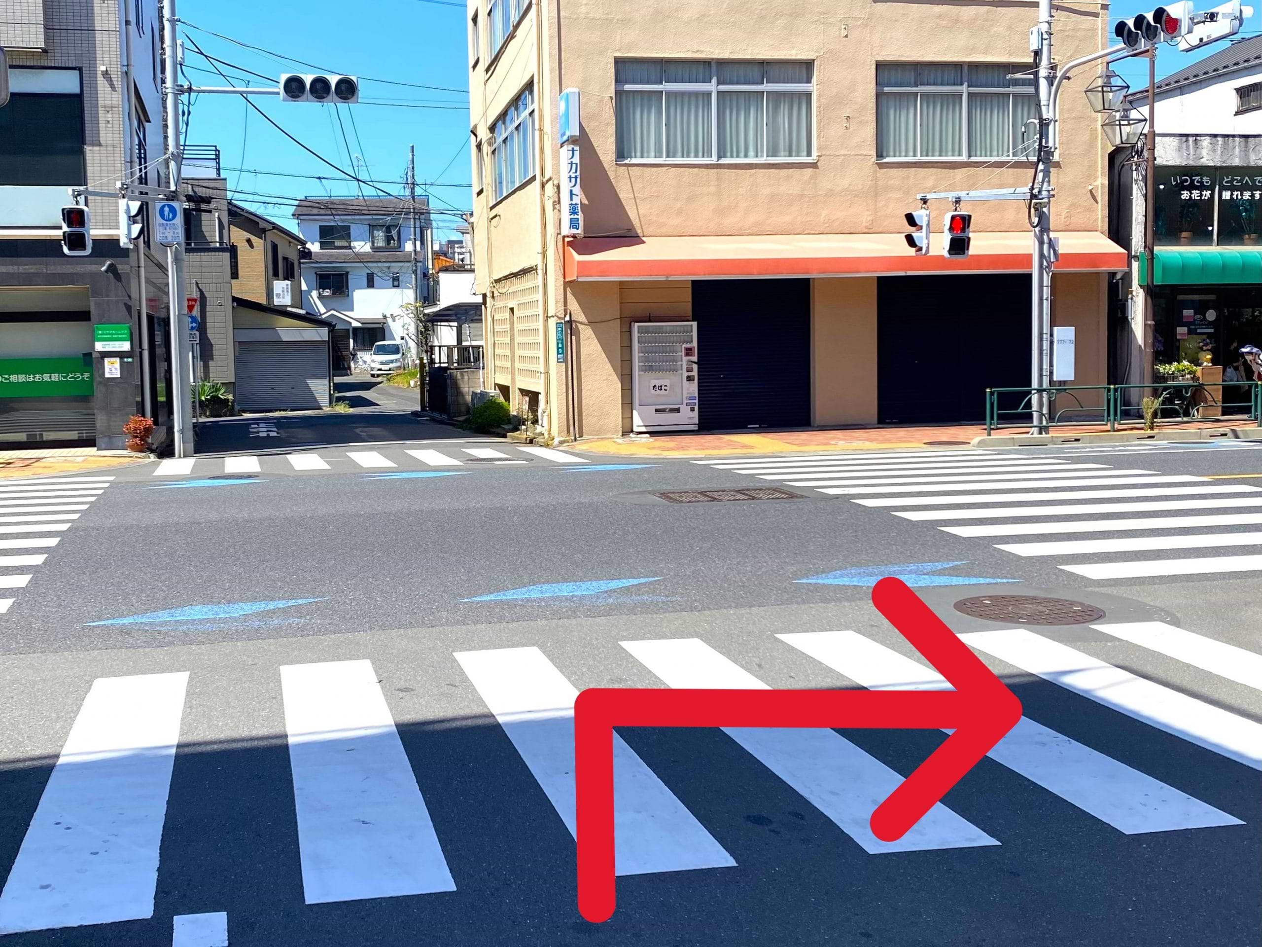 横断歩道を渡らず、右折します