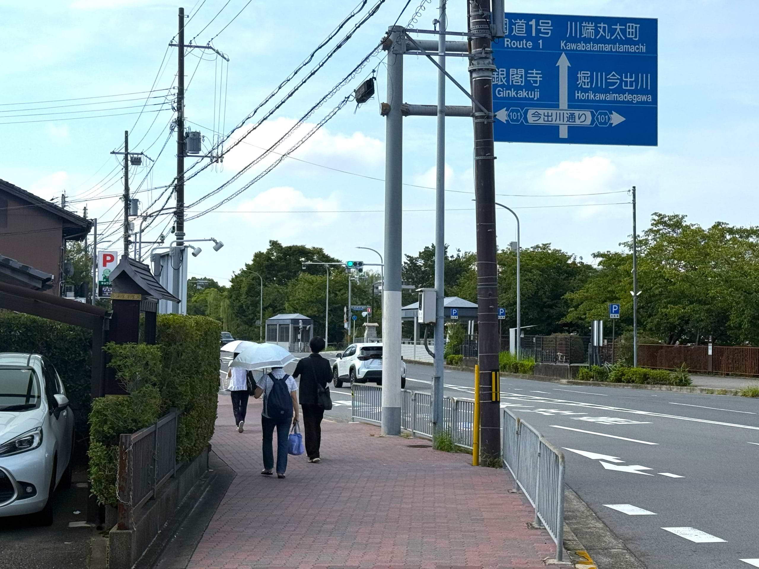川端通を今出川通り方面に150ｍ程直進し、下鴨警察署 加茂大橋交番を目印に左折します