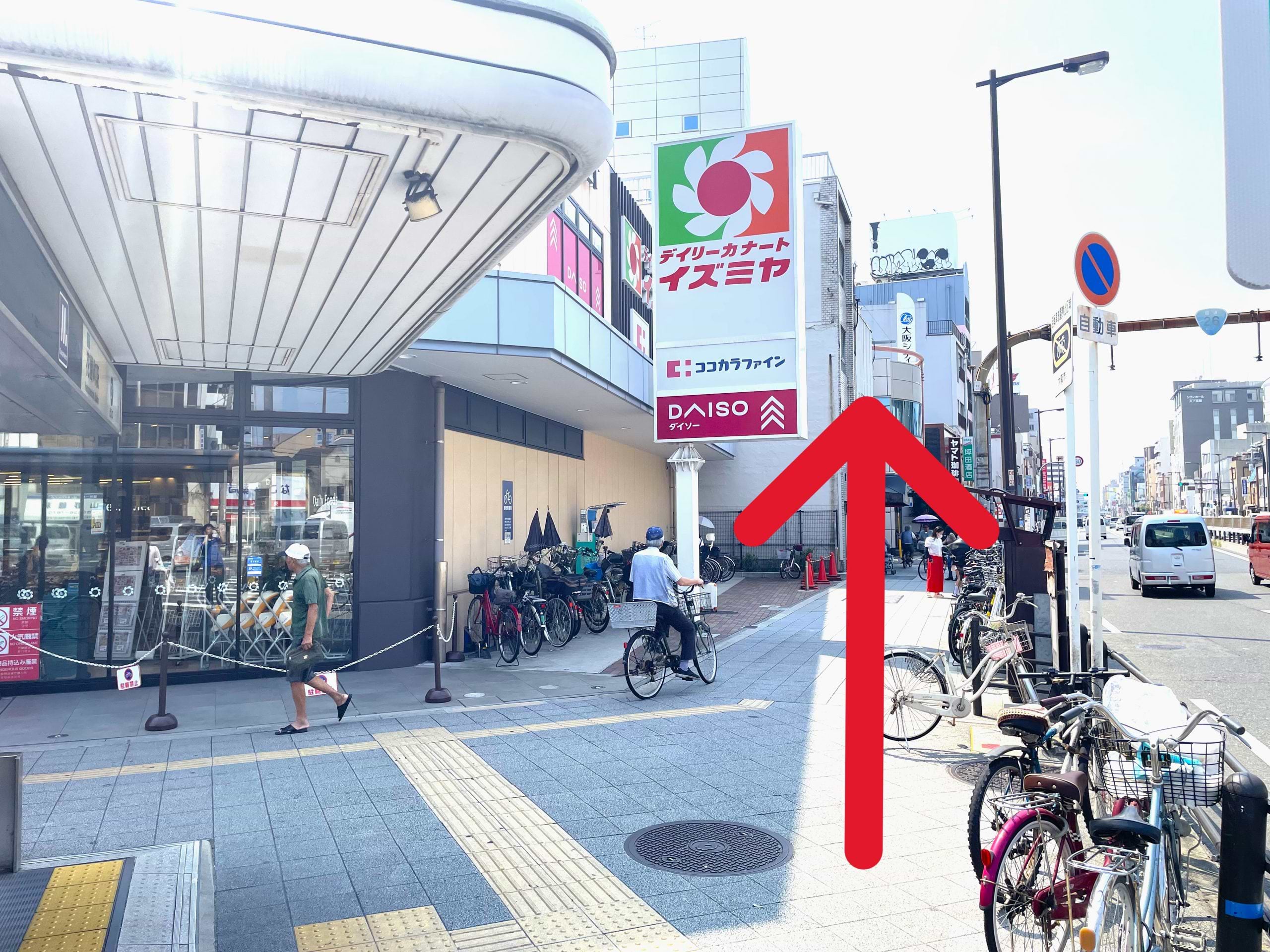 3-B出口を出ますと、正面左手にデイリーカナートイズミヤ花園店がございますので、そのまま南に400ｍ程直進します