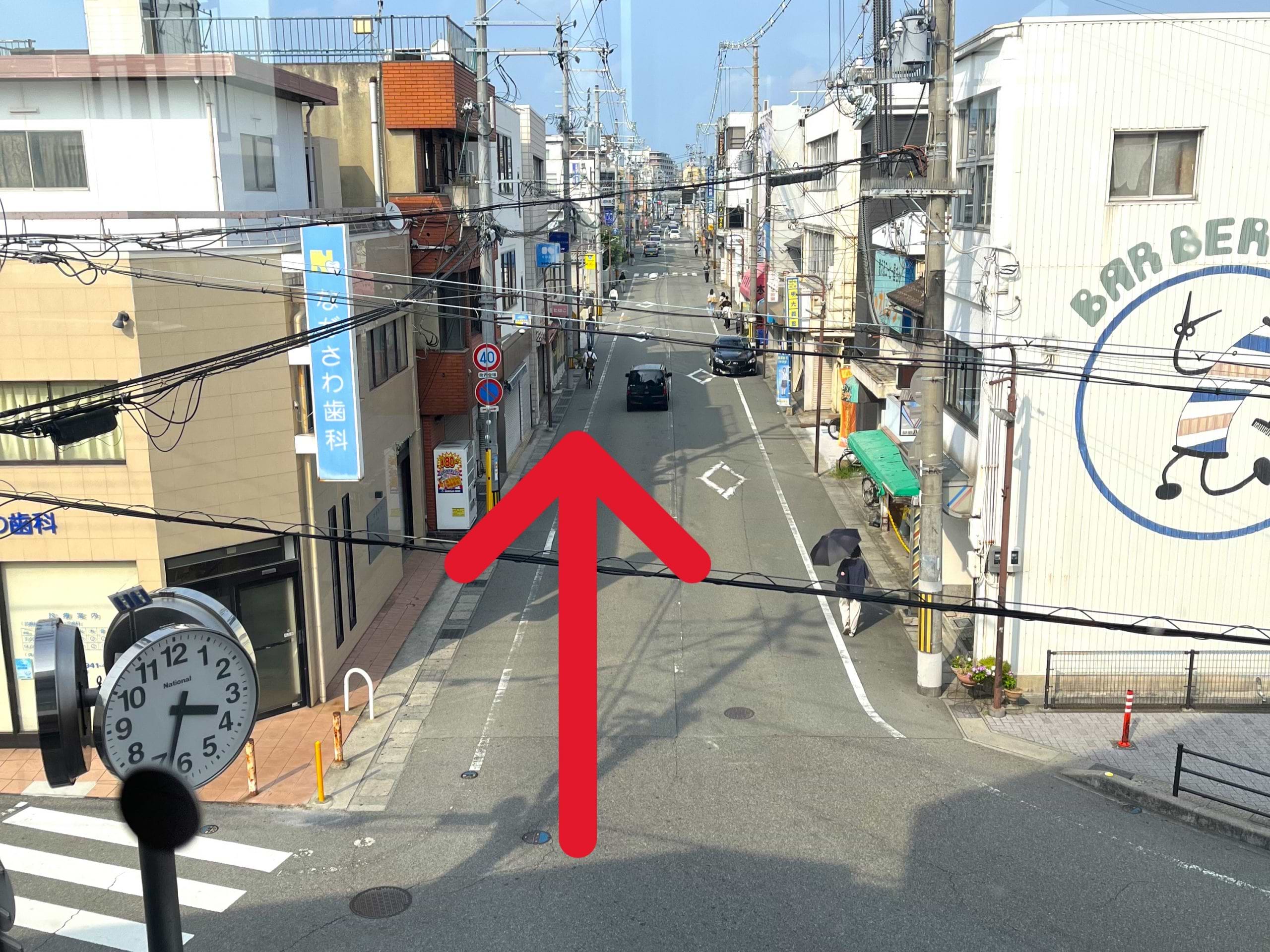 横断歩道を渡り、ながさわ歯科を左手に駅前通りへ進みます