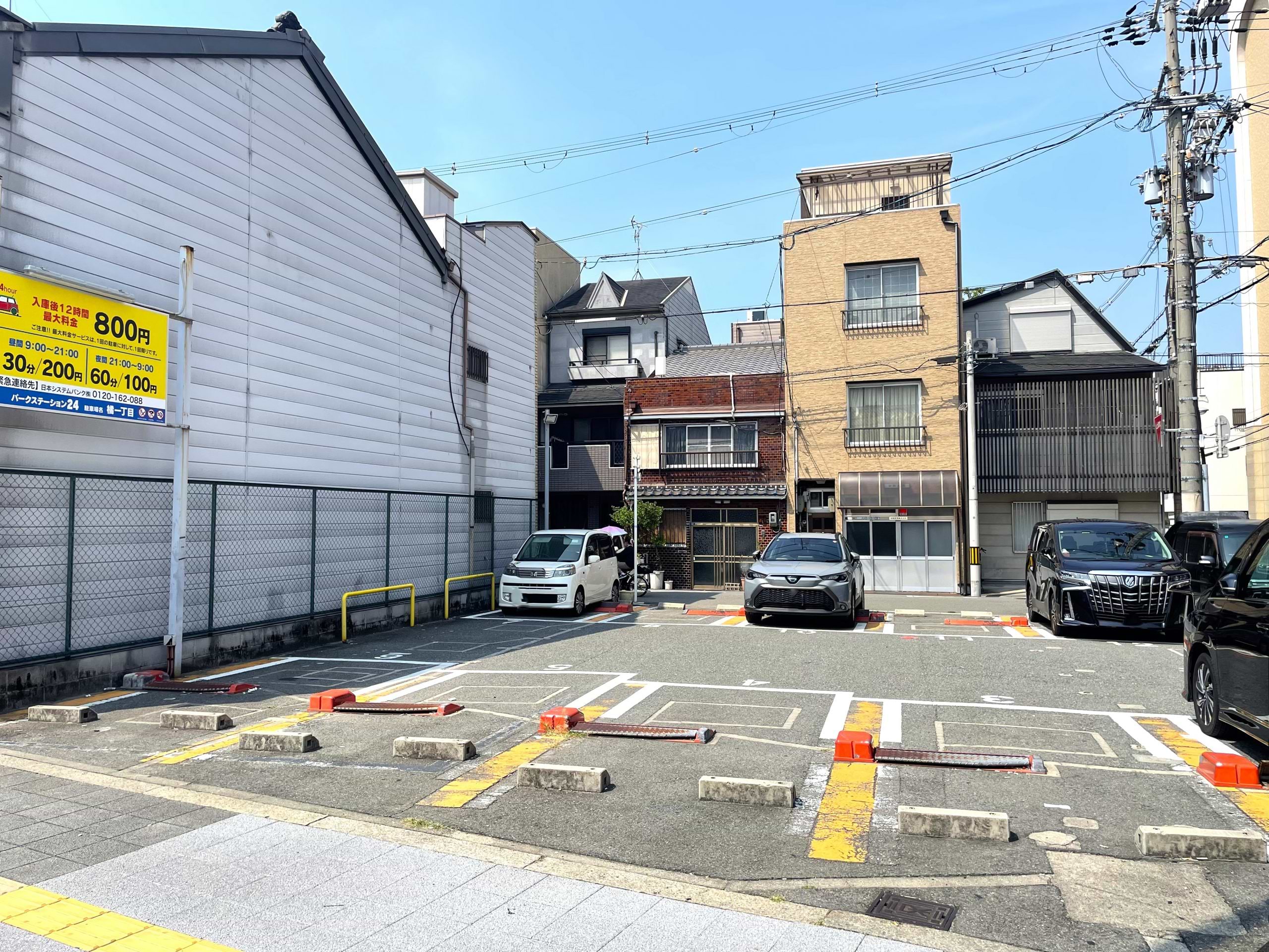 横断歩道の正面が当店の近隣駐車場になります