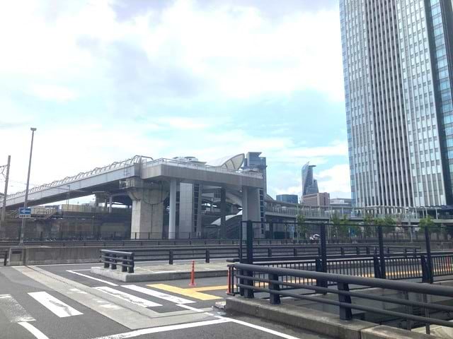 ささしまライブ駅の改札を出たら、正面出口（南口方面）へ進みます