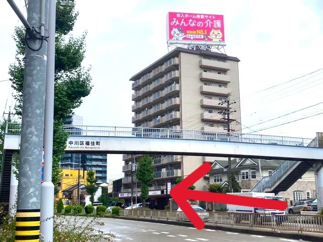 第二運河歩道橋を通過すると、右手に1階がオレンジ色レンガのマンションに当店がございます