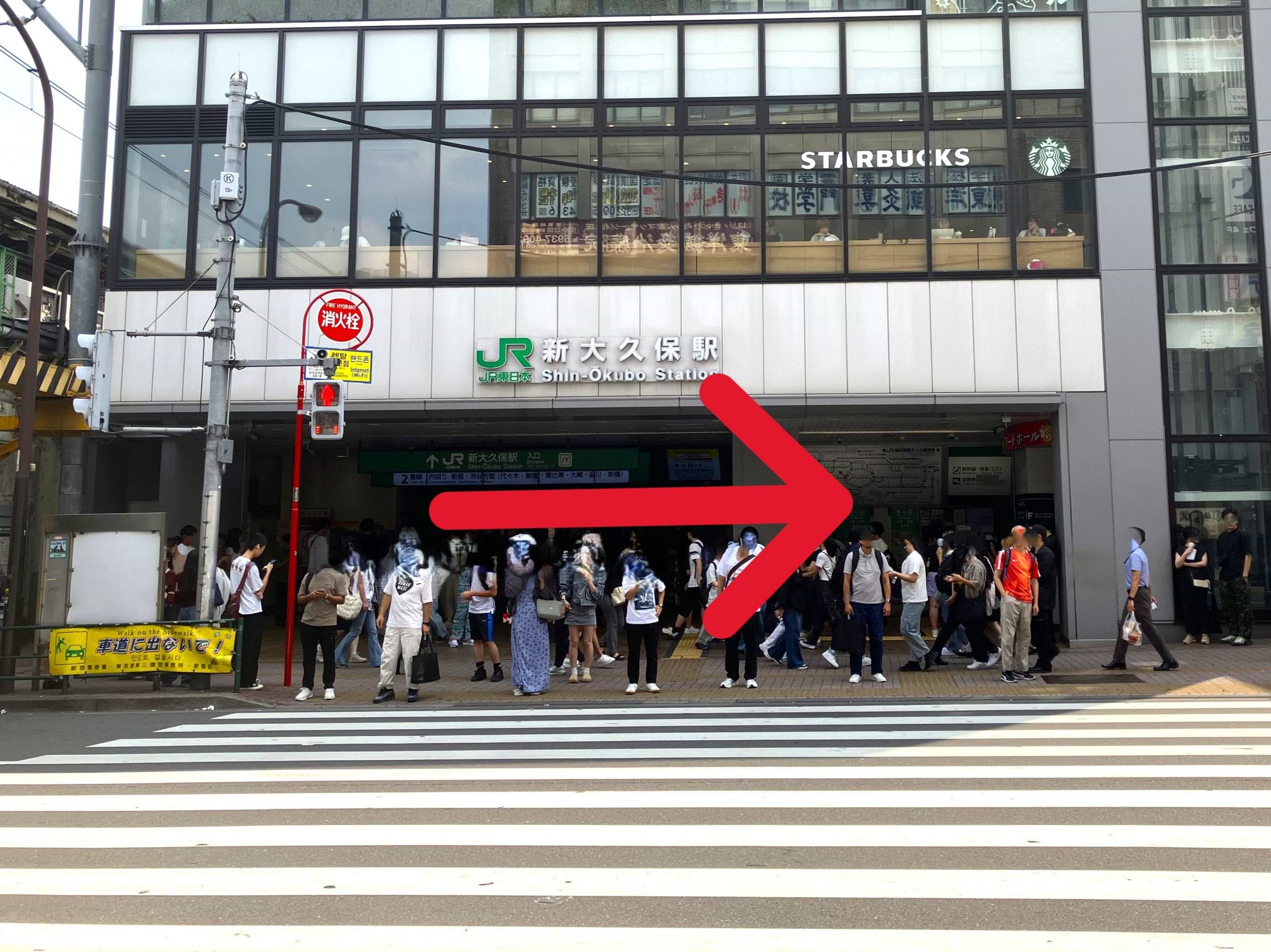 《新大久保駅よりお越しの場合》駅改札出口を出て左折し、40ｍ程直進します