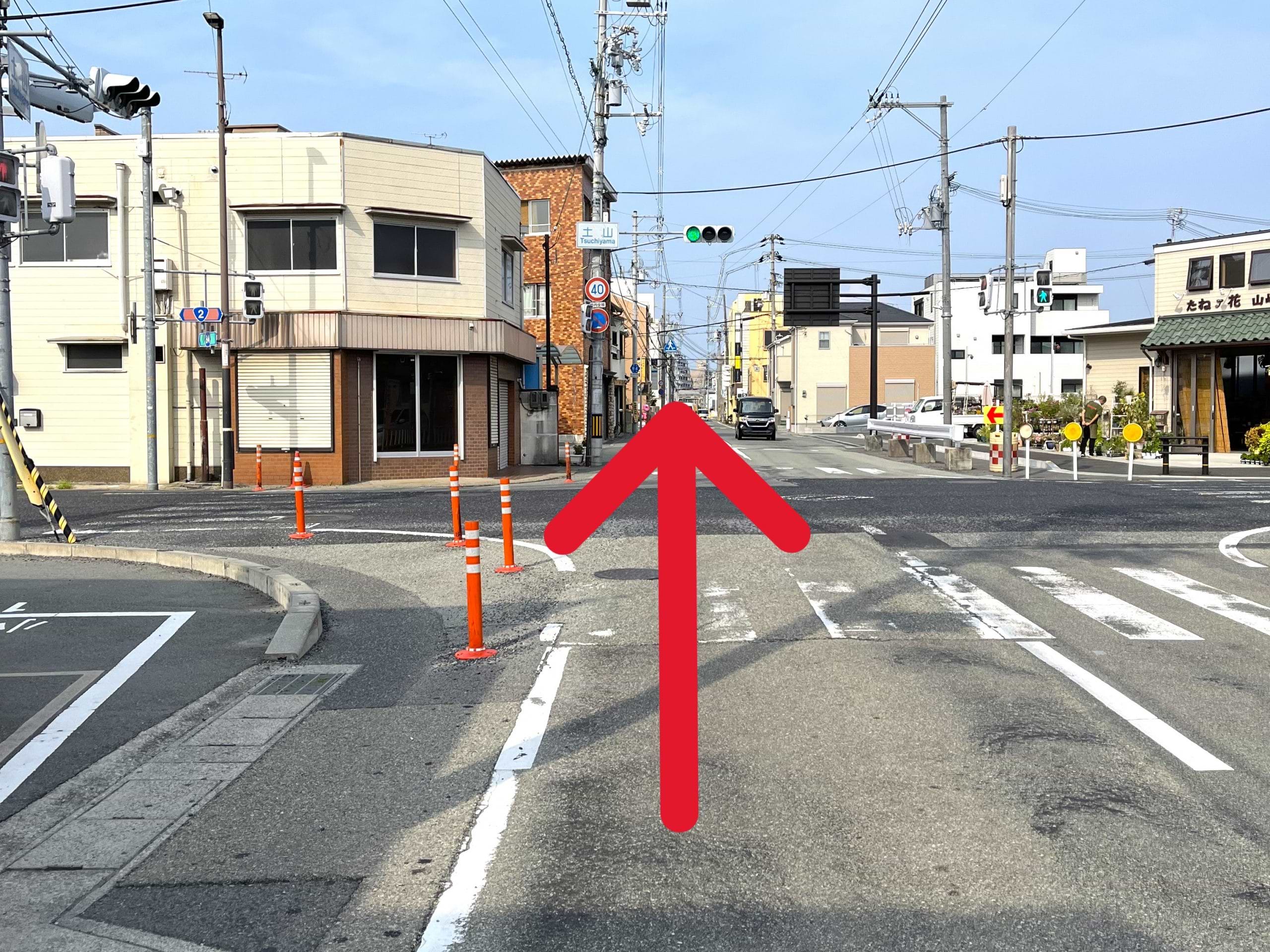国道2号線の土山交差点をそのまま北西方向に直進します