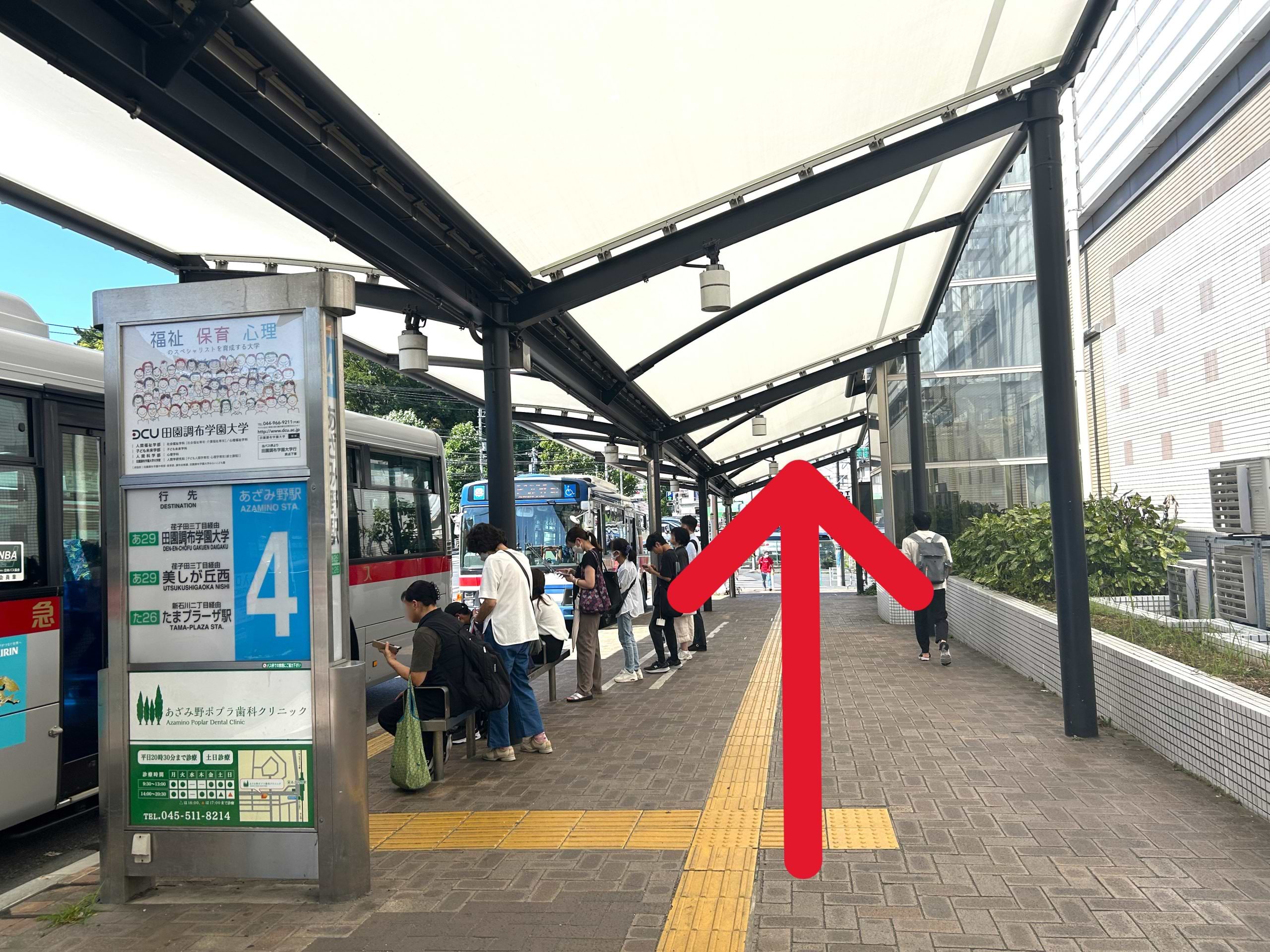 バス停を左手に、直進します