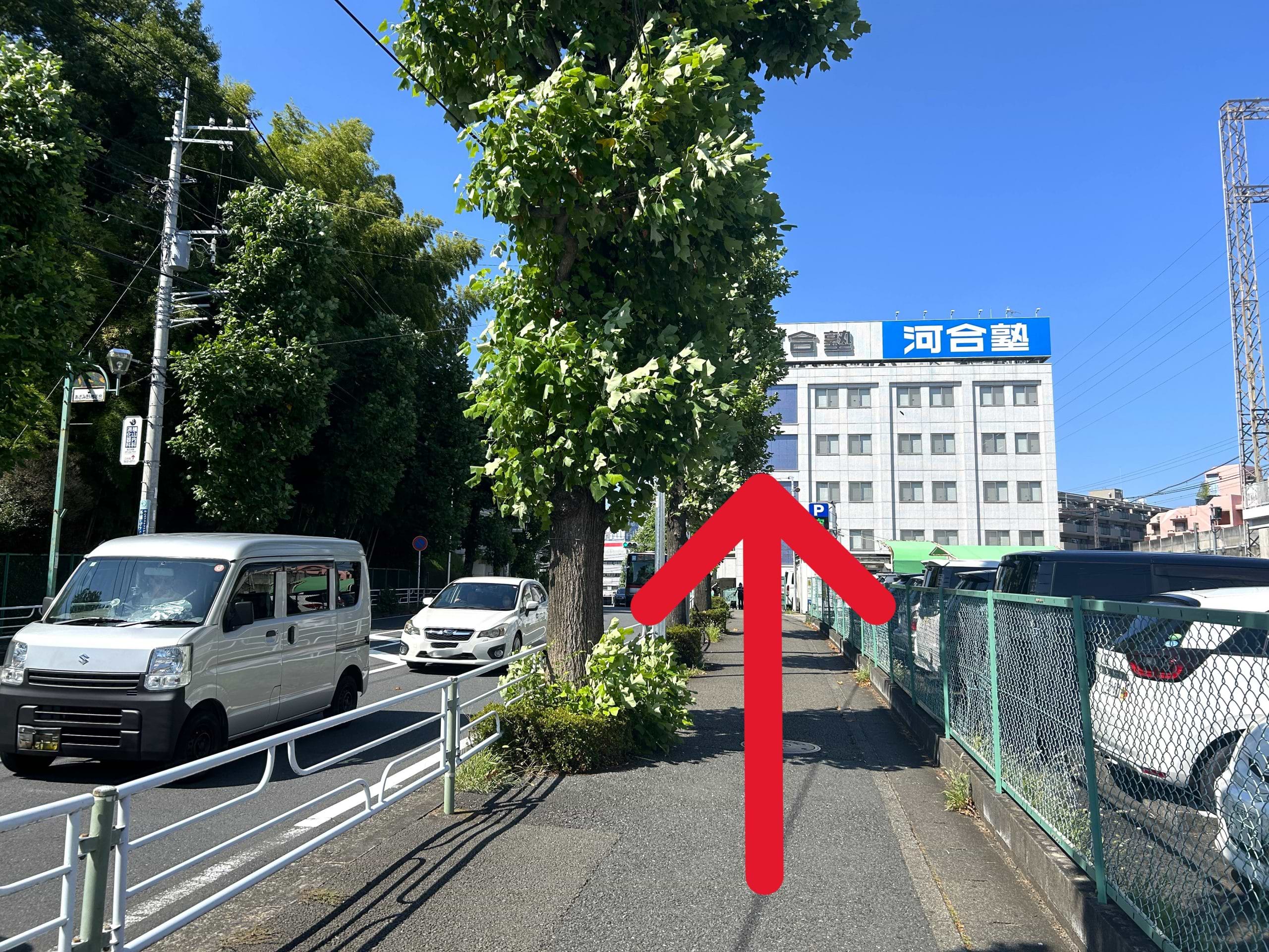 信号付き横断歩道を渡ると、右手に駐車場があります。目の前の河合塾 あざみ野現役館を目印にそのまま直進します