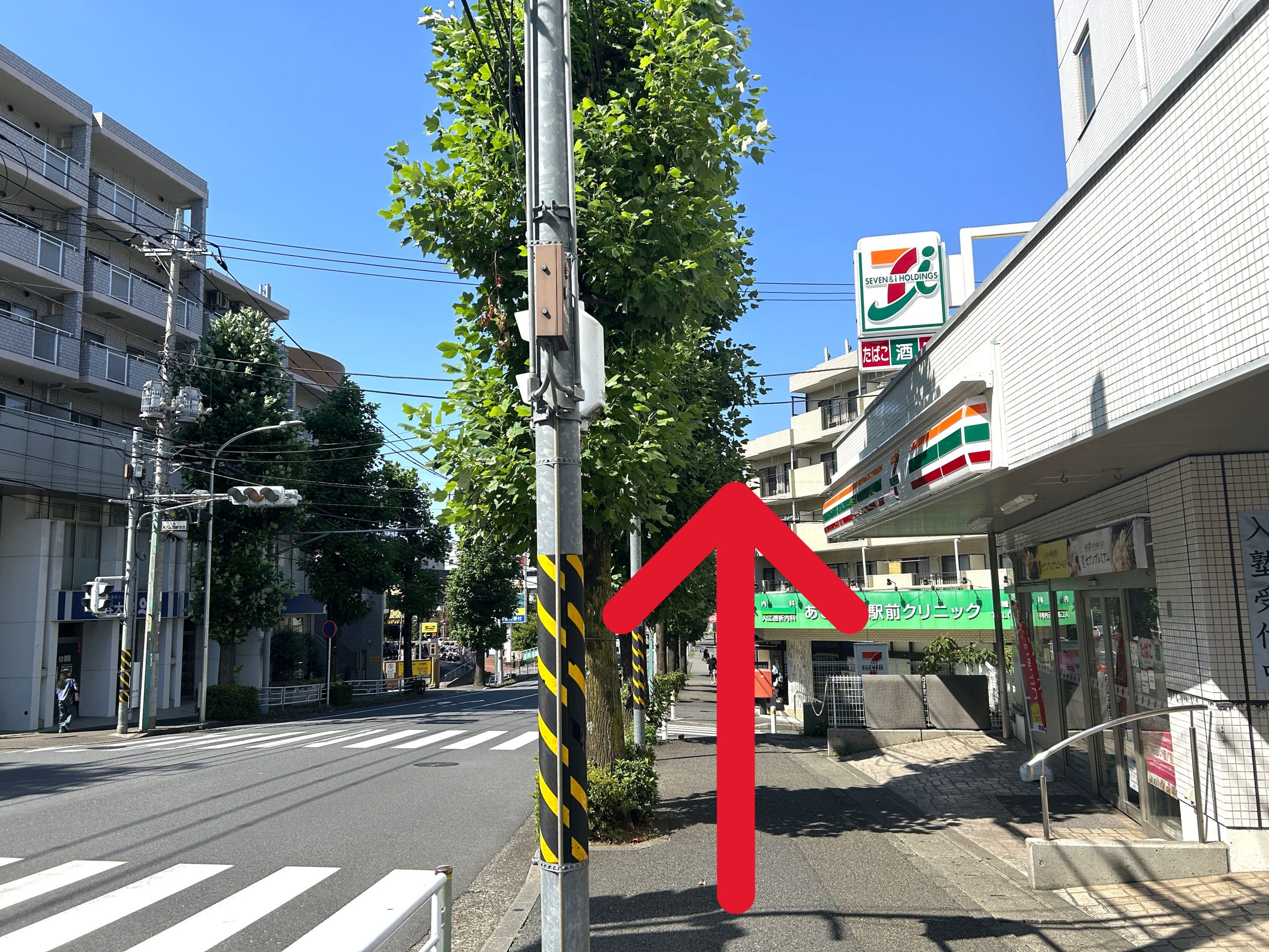 さらに進むと右手にセブン-イレブン 横浜あざみ野１丁目店が見えます。その先の、あざみ野駅前クリニックが入っている建物の一番端に当店がございます