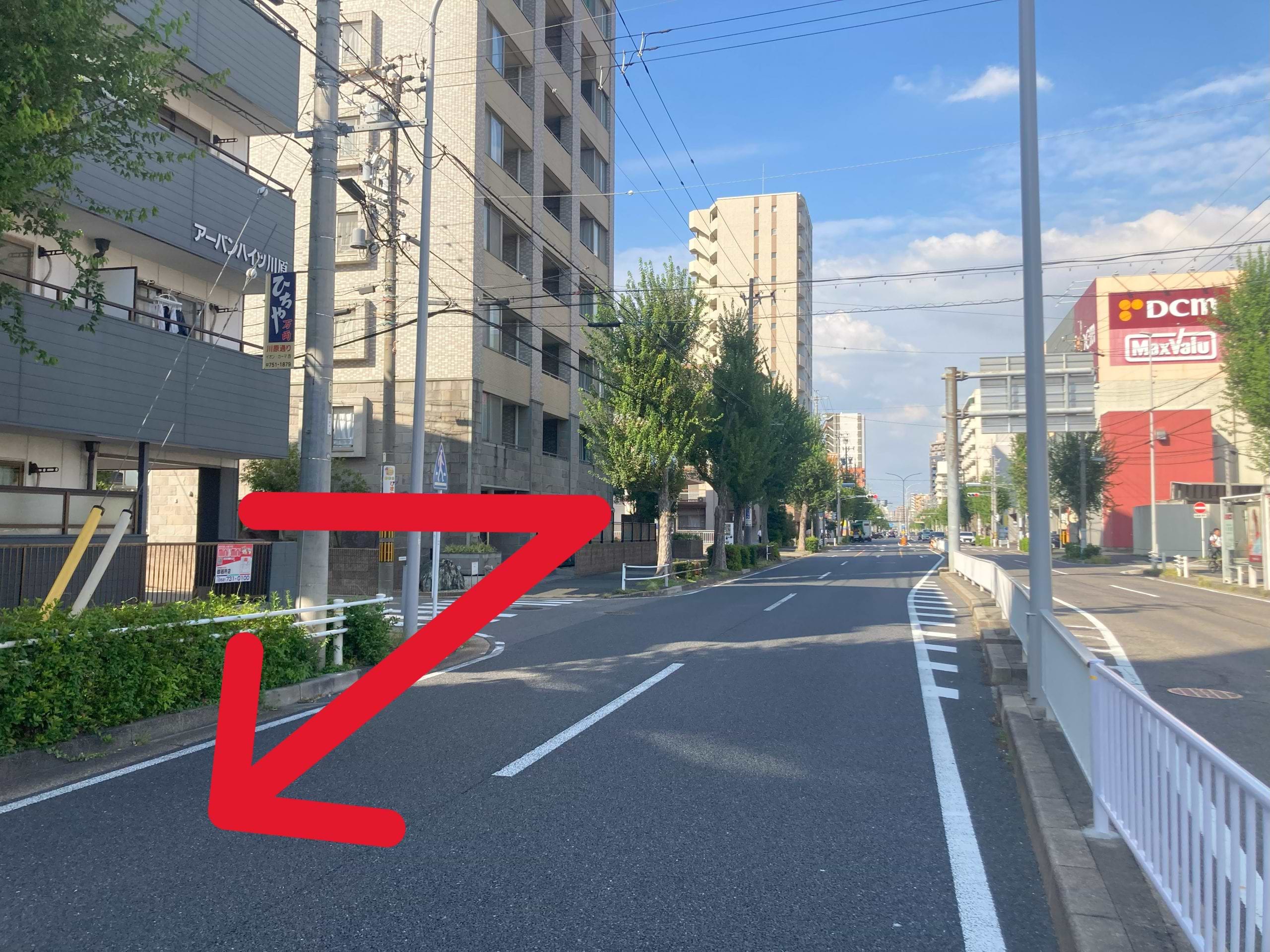 県道30号線へ出たら、右折します。川原通7交差点へ40ｍほど直進すると右手、ビルの建物の看板が目印の当店がございます