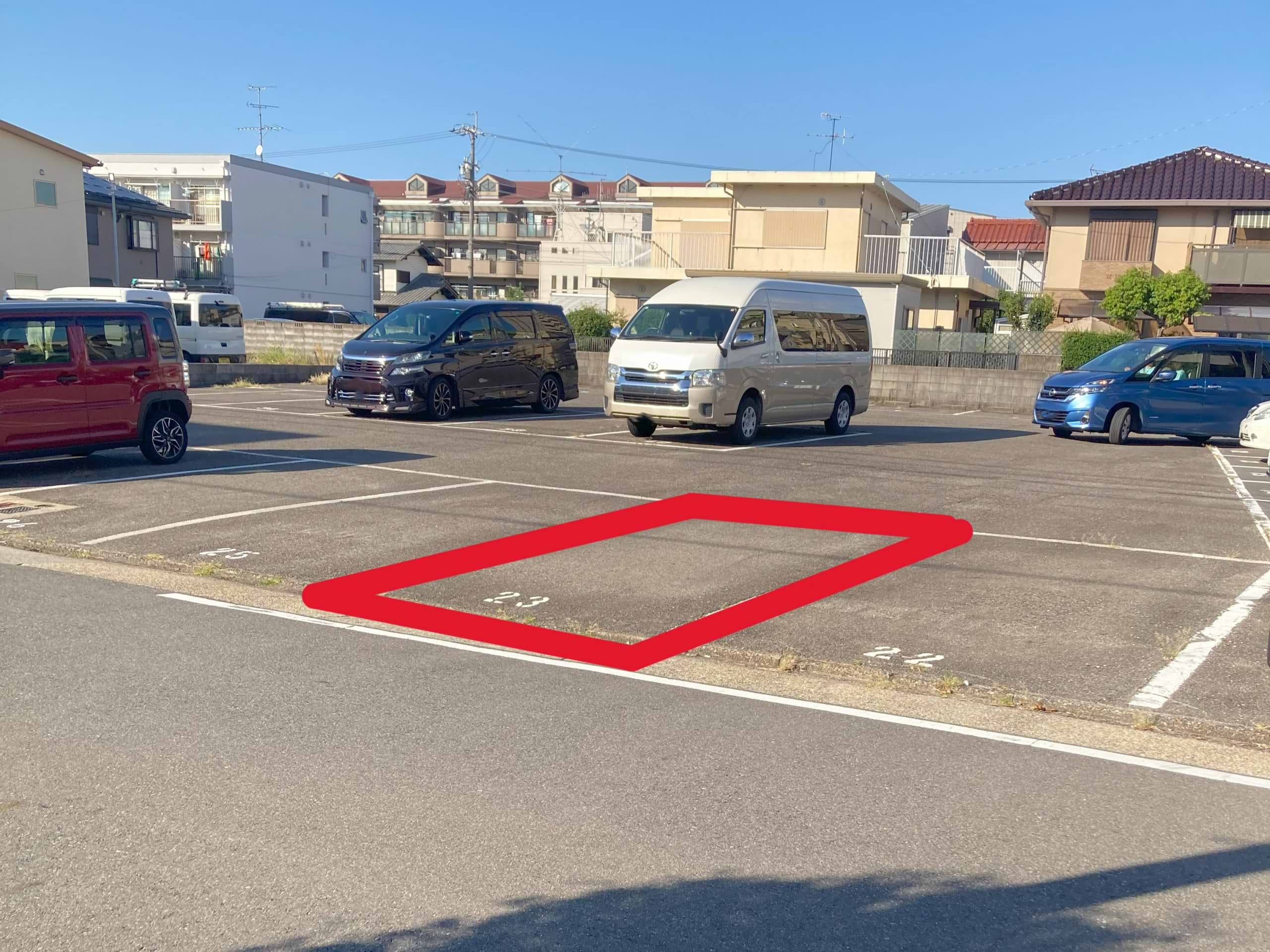 萩原6丁目駐車場（番号:23番）を出たら、県道30号線へ80ｍほど直進します