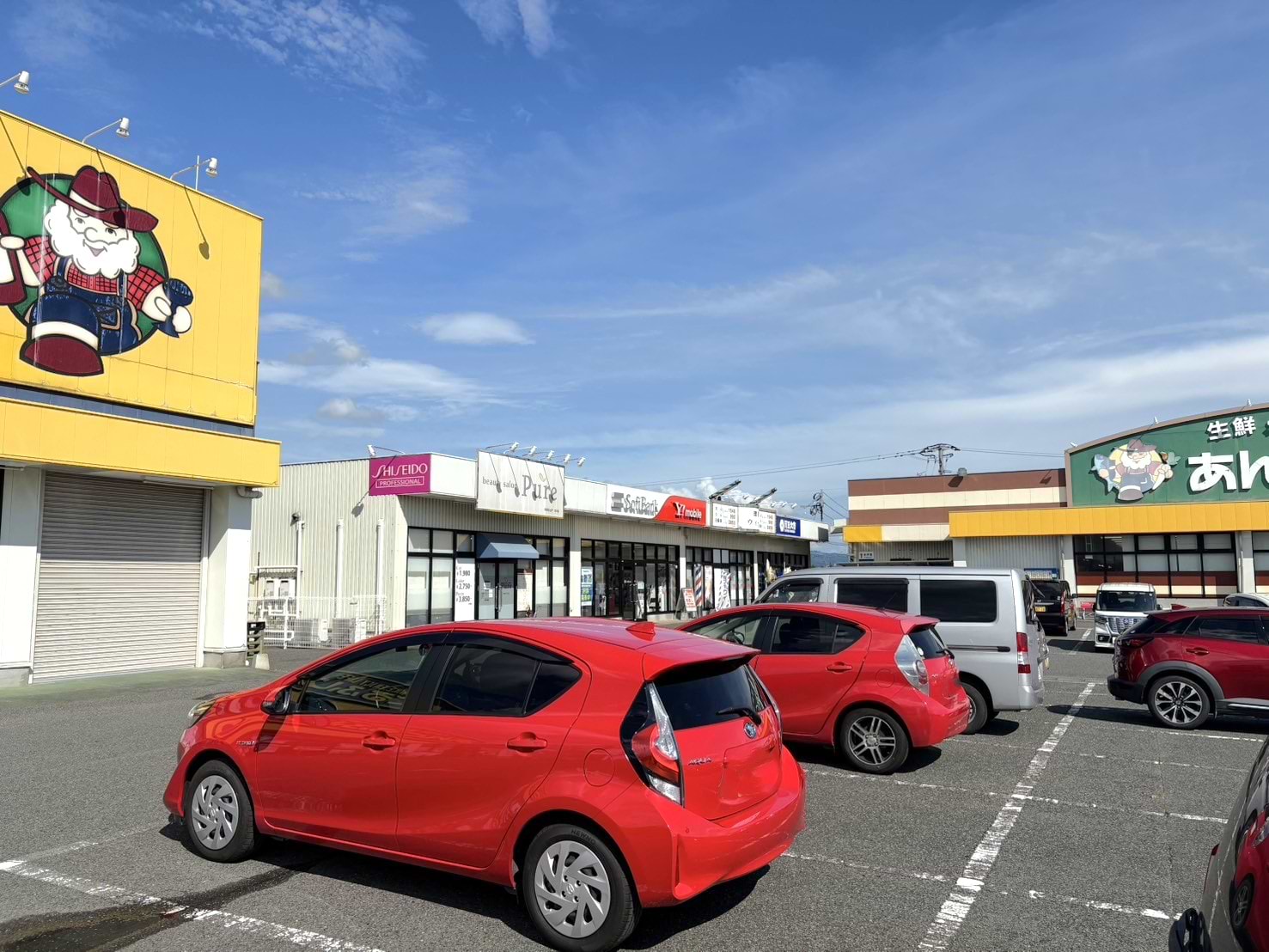 左手には㈱あんくるふじや (酒店) 甘木店、奥にはあんくる夢市場 甘木店が見えています