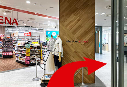 正面玄関を進み、右折します。