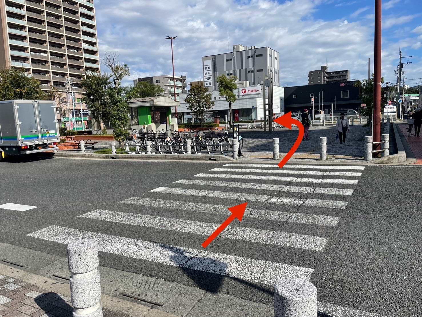 横断歩道を2つ渡り、千葉銀行 南流山支店を目印に左折します