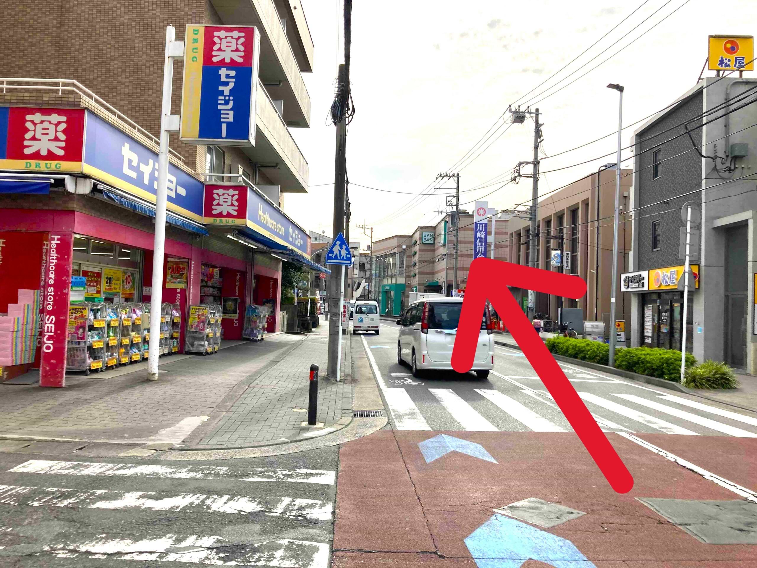 左手にくすりのセイジョー 中野島店、右手に松屋 中野島店を通過します