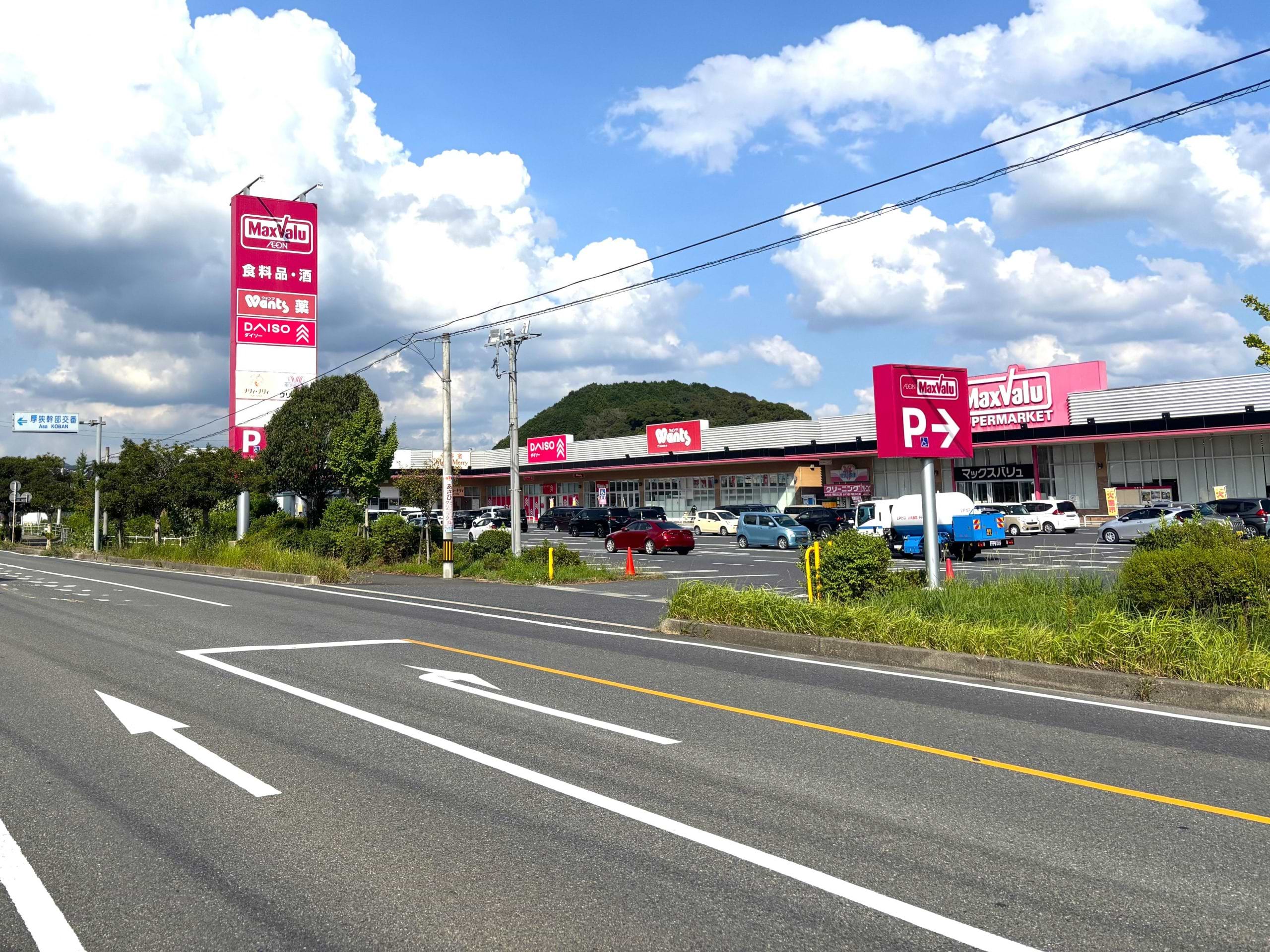 マックスバリュ厚狭店、集合看板前入口を右折します