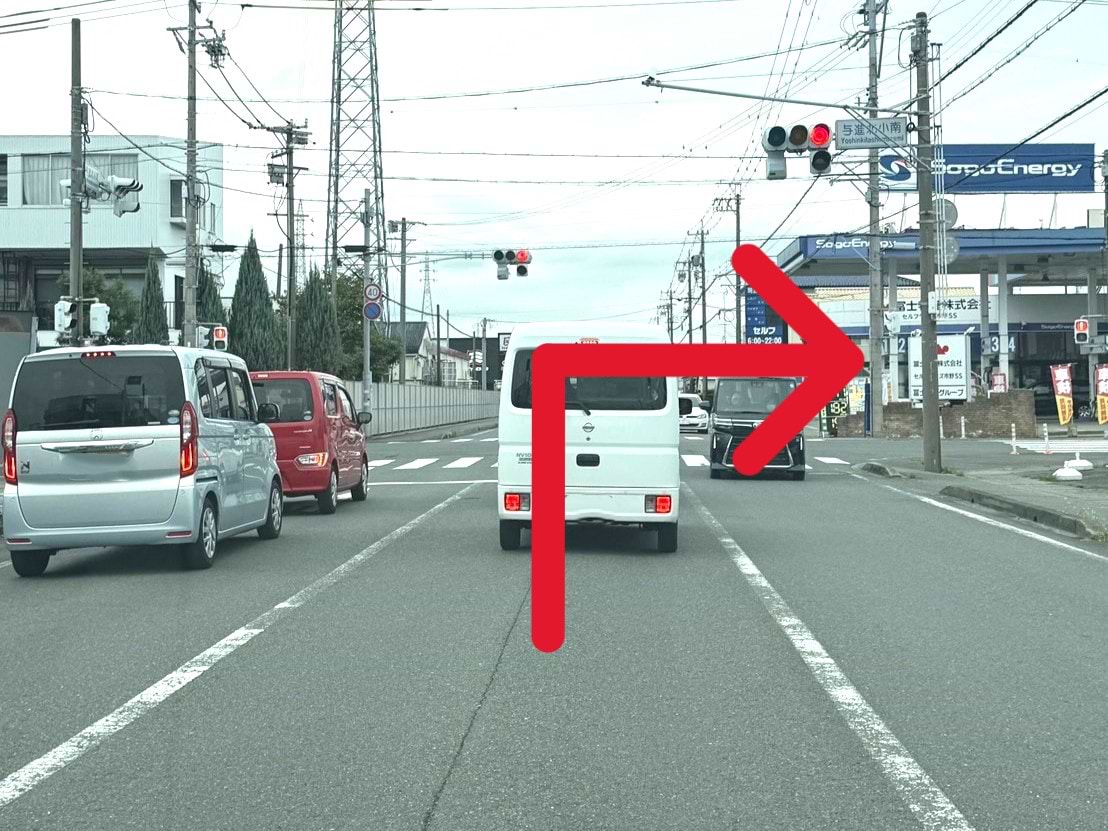 北へ進み「与進北小南交差点」を右折します