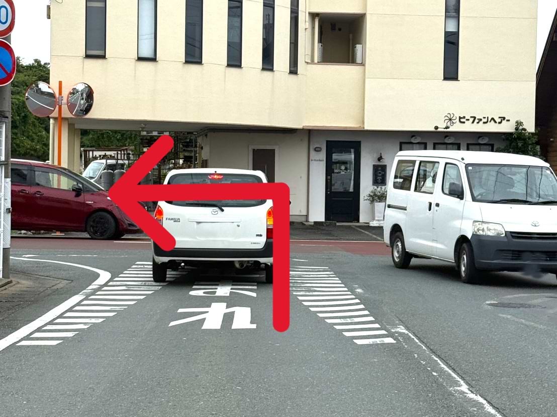 県道261号線を700ｍほど直進し、突き当りの美容院「ビーファンヘアー市野」を正面に左折します