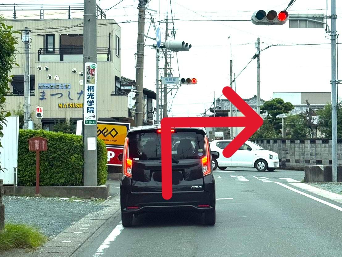 道なりに進み「市野町交差点」を右折します