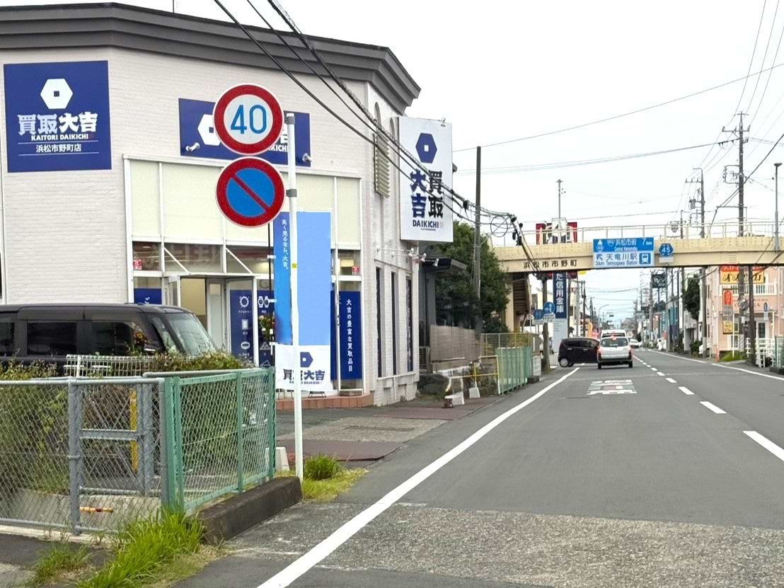 200ｍほど道なりに進んでいただくと左手側に当店がございます