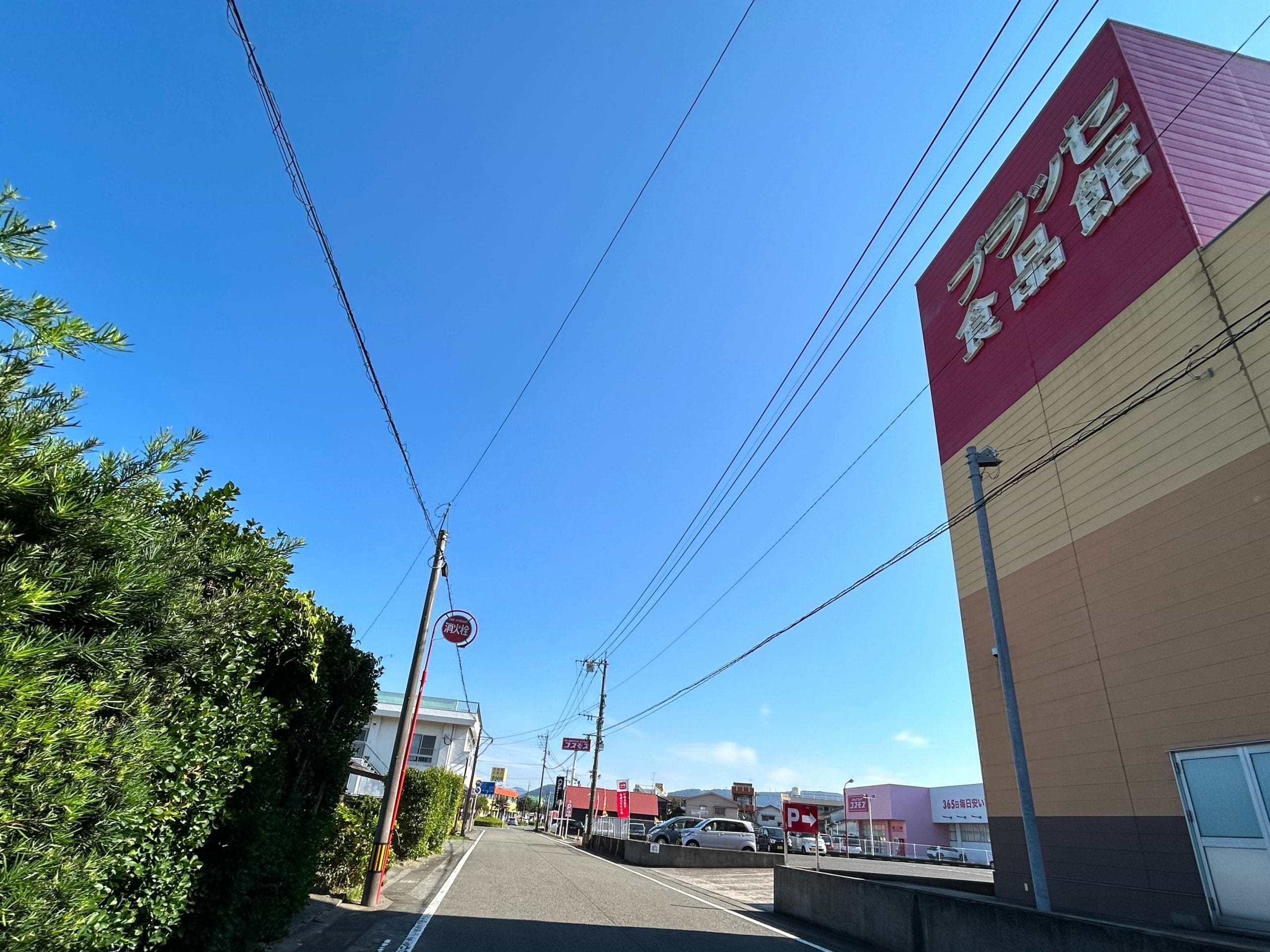 プラッセ食品館大小路店を右手に、薩摩川内市中央公民館方向へ進みます