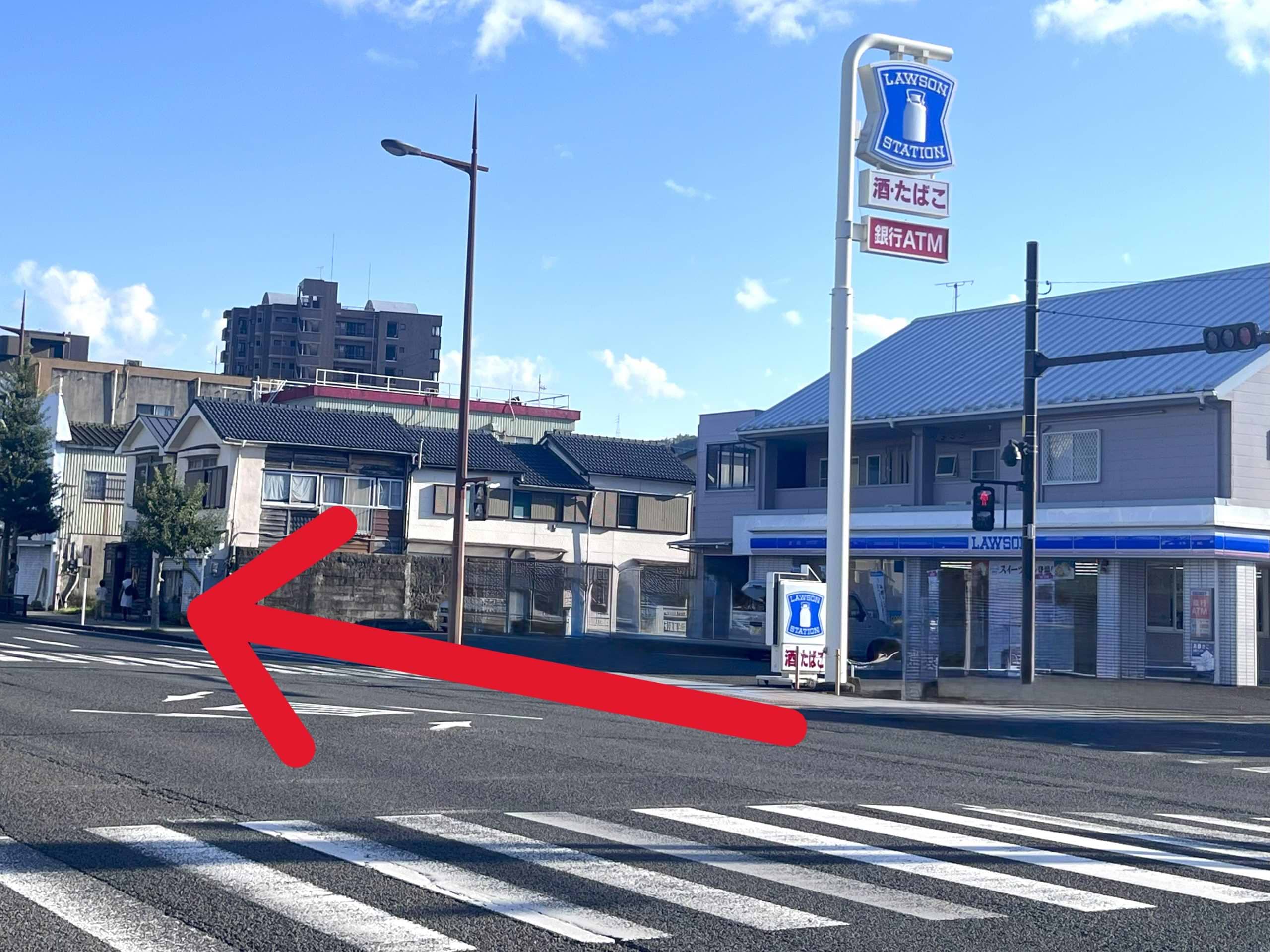 ローソン 川内大小路店、大小路バス停を通過すると、すぐ右手に当店がございます